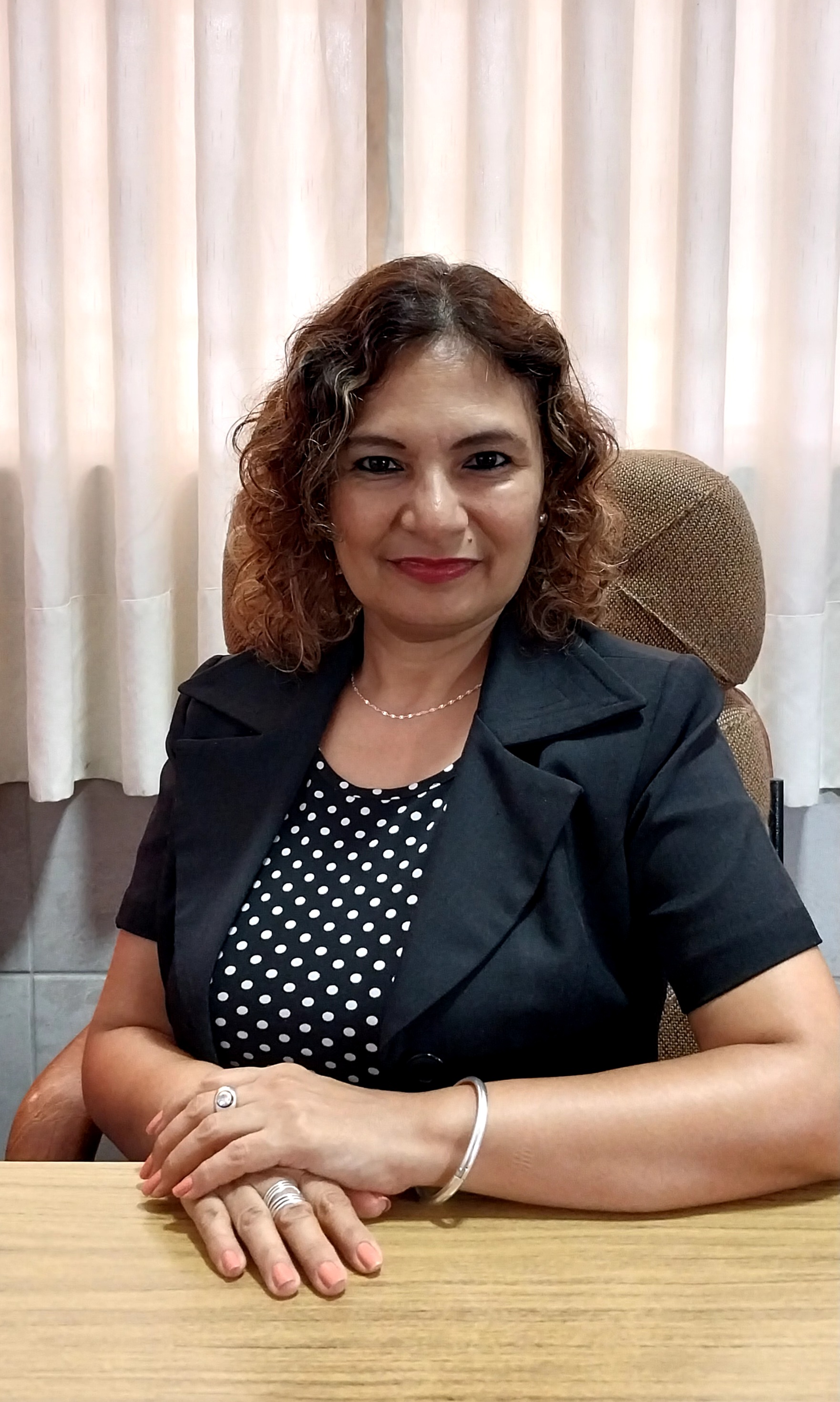 La directora de Institución Educativa Gabriela Mistral de Lima, Yuly Oyanguren